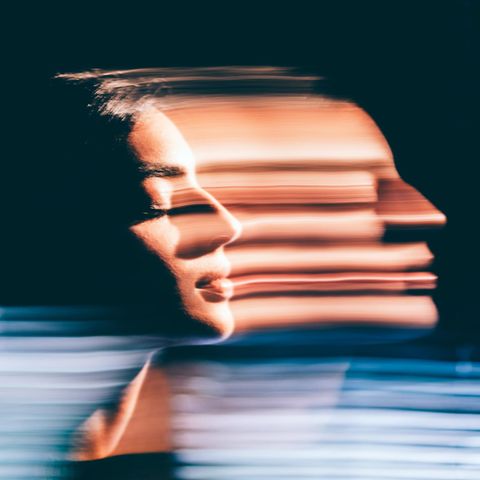 Eine lichtverwischte Frau mit geschlossenen Augen