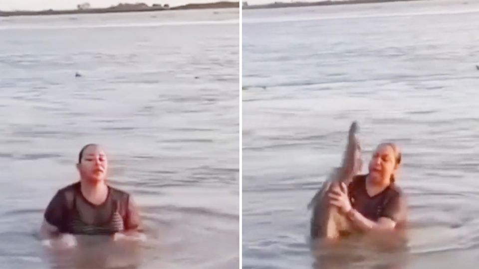 Eine Frau badet in einer Lagune und findet plötzlich ein Krokodil.