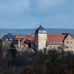 Nach dem Feuer besteht auf der Runneburg etwa die Gefahr, dass noch stehende Mauern des betroffenen Gebäudes einfallen; auch des