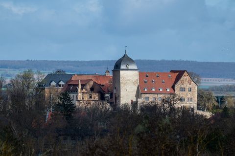 Nach dem Feuer besteht auf der Runneburg etwa die Gefahr, dass noch stehende Mauern des betroffenen Gebäudes einfallen; auch des