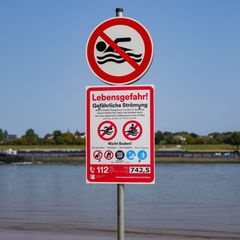 In Höhe der Städte Düsseldorf und Monheim sind Leichenteile aus dem Rhein geborgen worden. (Symbolfoto) Foto: Christoph Reichwei