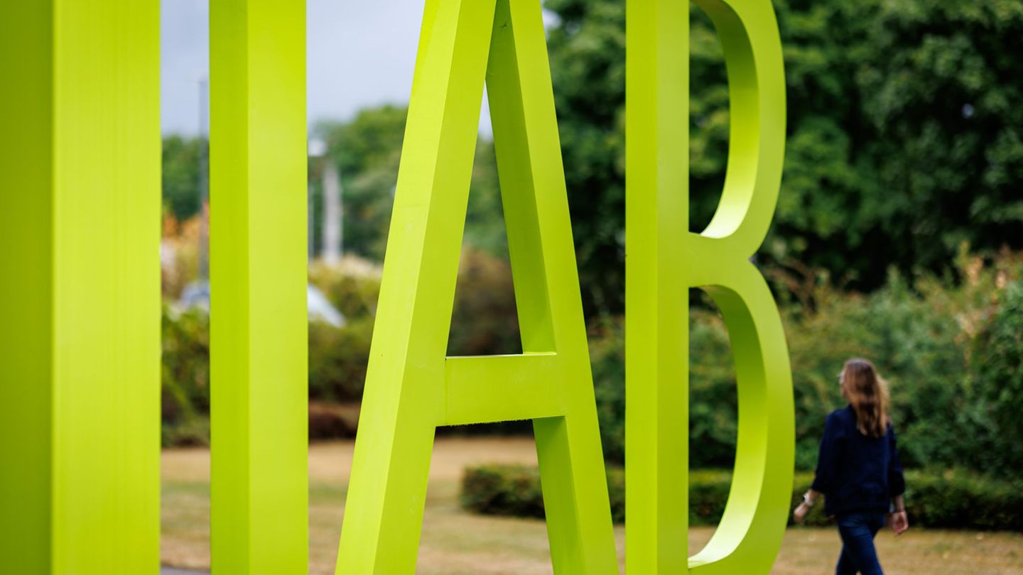 Die Beschäftigung in Deutschland steigt einer Prognose des IAB zufolge nur noch punktuell in einigen Bundesländern (Archivbild).