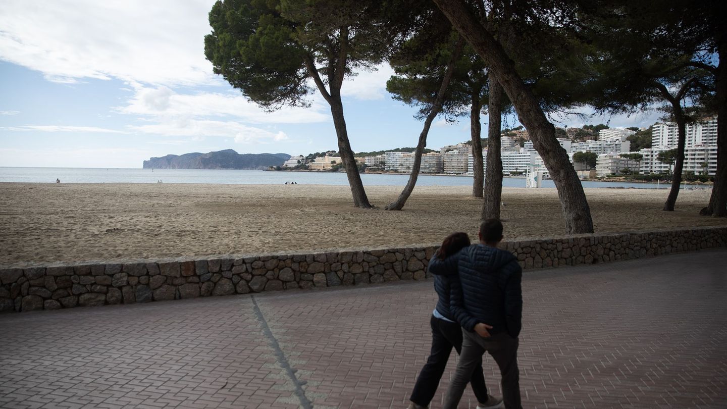 Der Unfall ereignete sich gegen 21.30 Uhr. (Archivbild) Foto: Clara Margais/dpa