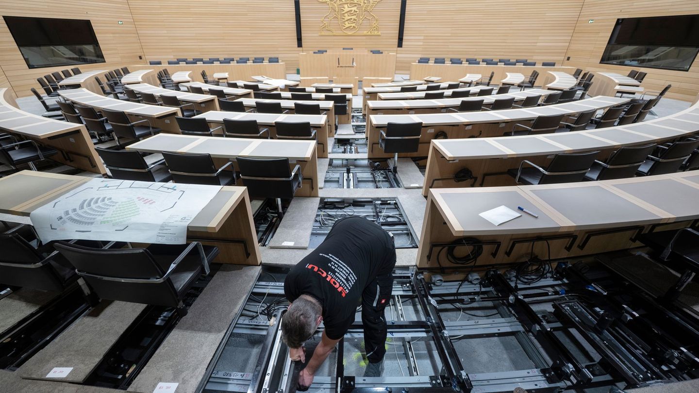 Während im Landtag schon die Umbauarbeiten für die neue Sitzordnung im Plenarsaal laufen, stocken die Gespräche zwischen Grünen