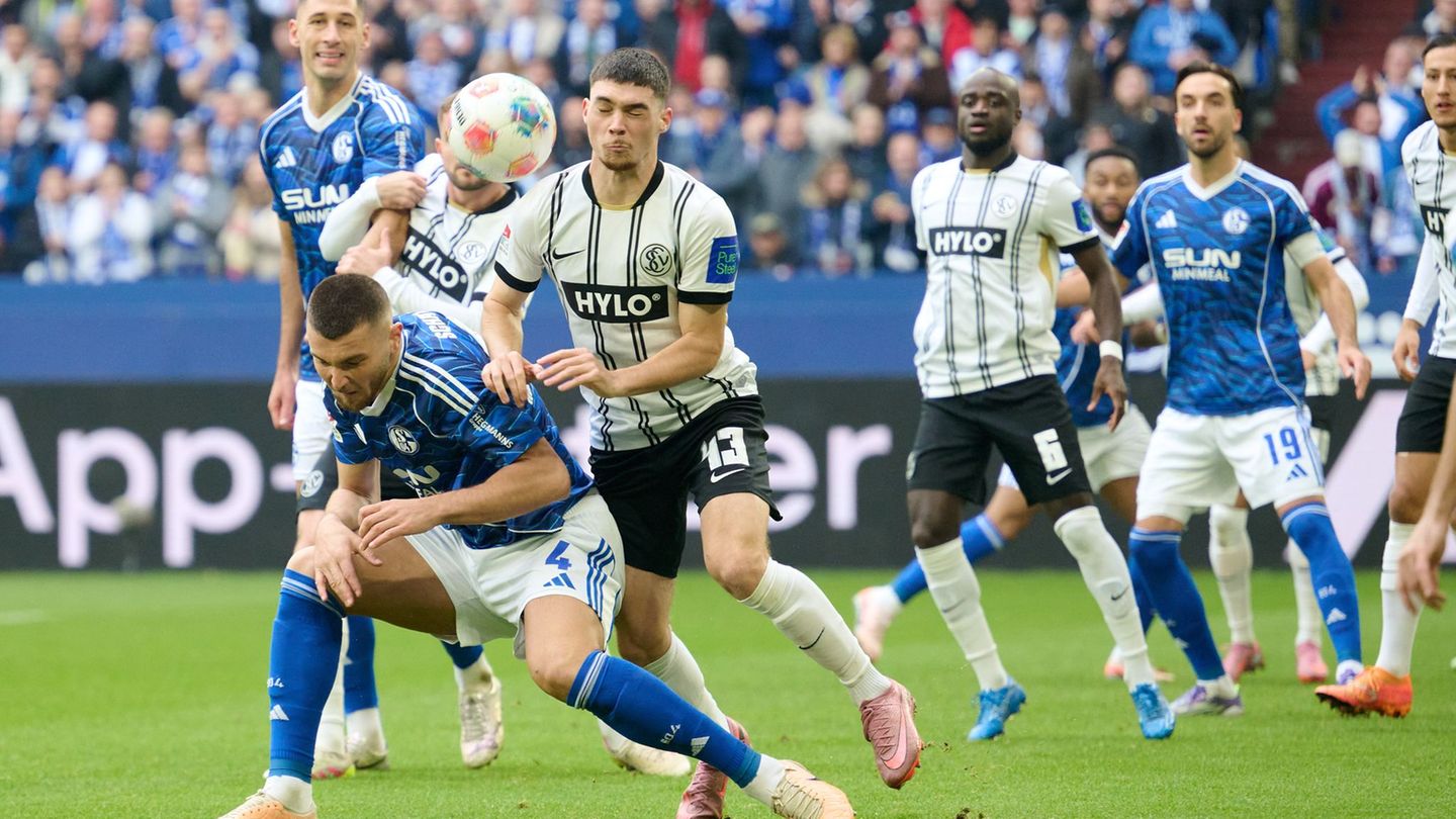 Im Hinspiel ging es zwischen Elversberg und Schalke ordentlich zur Sache. Schalke gewann 1:0 (Archivbild). Foto: Bernd Thissen/d