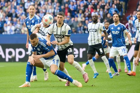 Im Hinspiel ging es zwischen Elversberg und Schalke ordentlich zur Sache. Schalke gewann 1:0 (Archivbild). Foto: Bernd Thissen/d