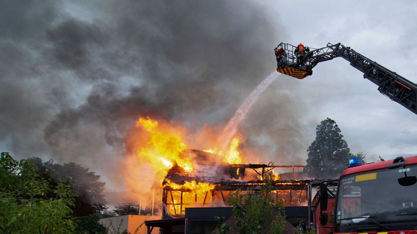 Der Brand in einer Ferienunterkunft im Elsass forderte elf Menschenleben. (Archivbild) Foto: Patrick Kerber/dpa
