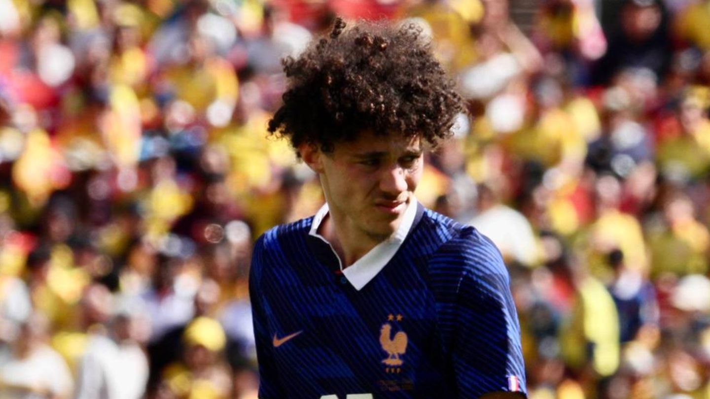 Die Nike-Trikots für die diesjährige Fußball-WM haben ein „Schulterproblem“ – hier zu sehen an der linken Schulter des französischen Nationalspielers Maghnes Akliouche