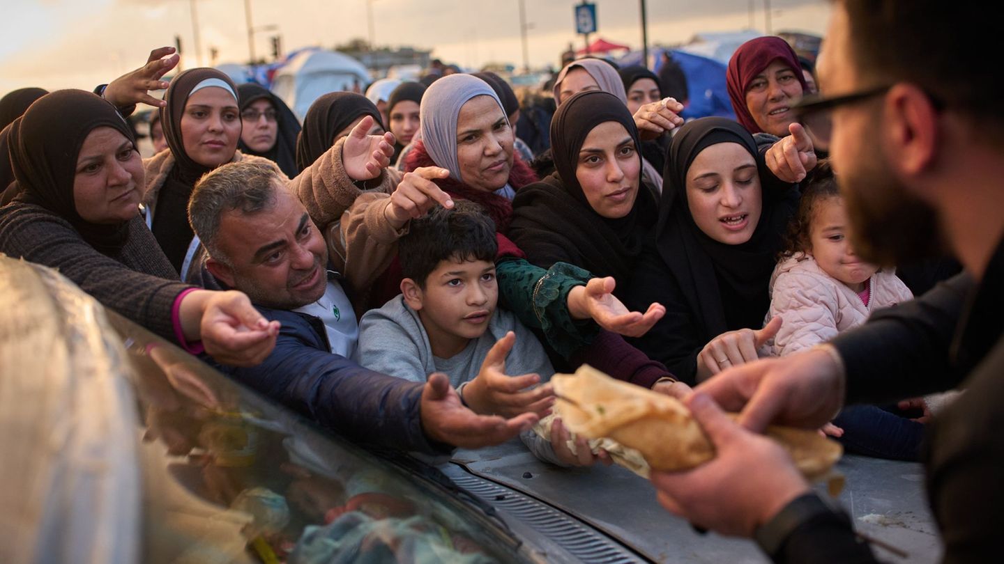 Die humanitäre Situation im Libanon ist prekär. Hier hoffen Vertriebene auf Lebensmittel. Foto: Emilio Morenatti/AP/dpa