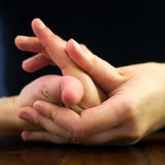 Junge biegt seine Finger um