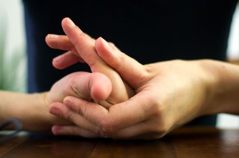 Junge biegt seine Finger um