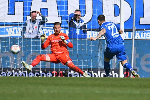 Bochums Torwart Timo Horn (hier gegen Magdeburgs Mateusz Zukowski) musste allein in den letzten beiden Spielen sieben Gegentore