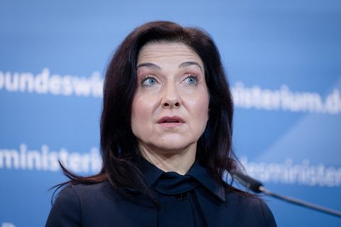 Katherina Reiche bei einer Pressekonferenz im Wirtschaftsministerium