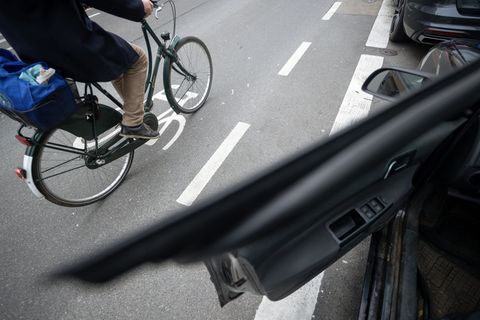 Ein Fahrradfahrer fährt an einer geöffneten Autotür vorbei. (Symbolbild) Foto: Sebastian Gollnow/dpa