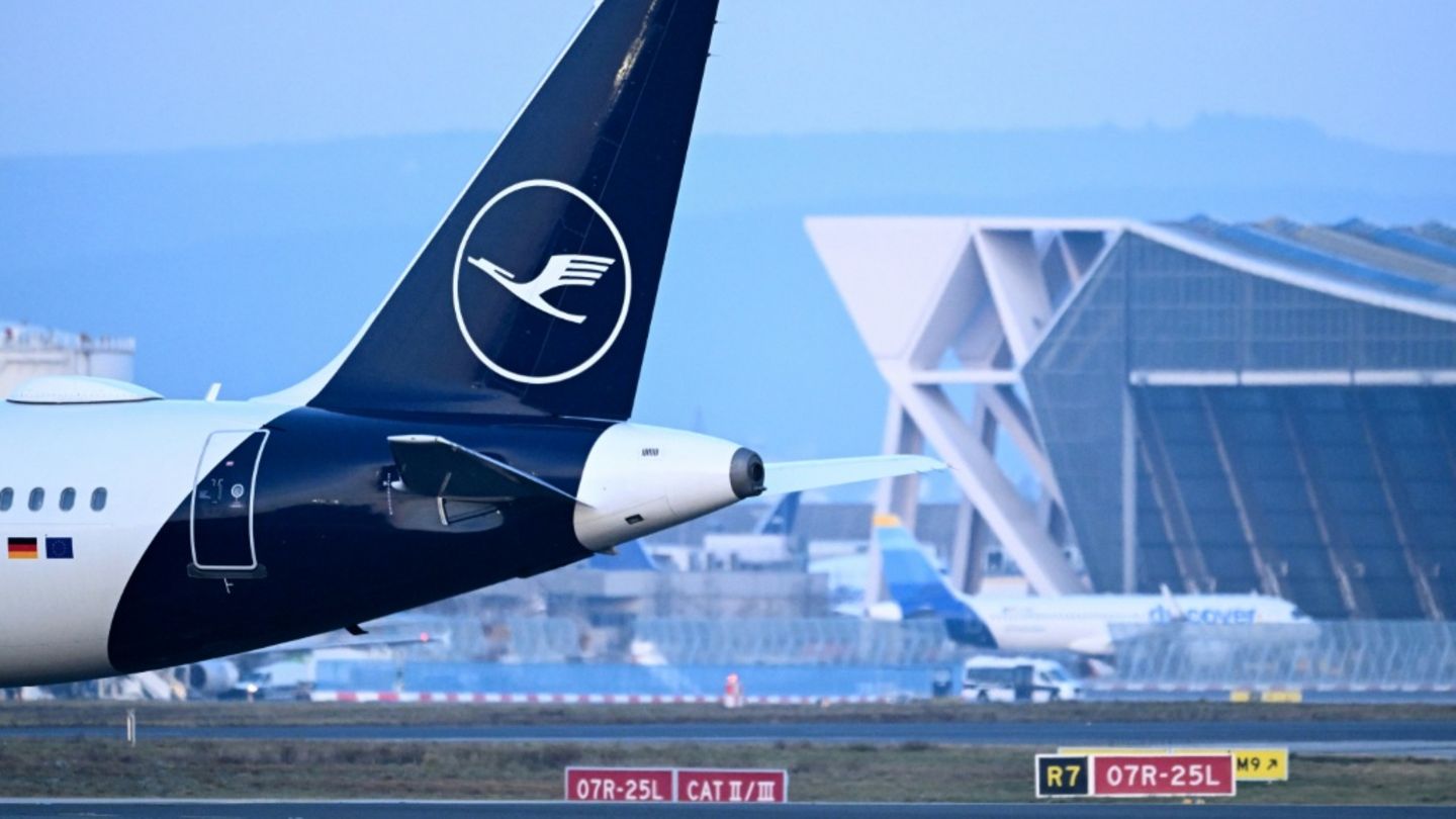 Lufthansa-Maschine am Frankfurter Flughafen