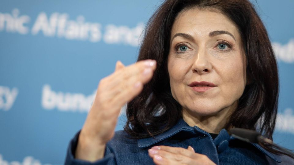 Diskussion um Spritpreise: Ministerin Reiche giftet gegen Koalitionspartner SPD