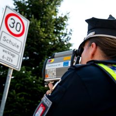 In drei Wochen wurden vor Kitas und Schulen mehr als 8.000 Autofahrerinnen und Autofahrer geblitzt, weil sie zu schnell unterweg