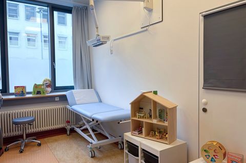 Ein Puppenhaus und weiteres Spielzeug soll den kleinen Patientinnen und Patienten die Untersuchung erleichtern. (Symbolfoto) Fot