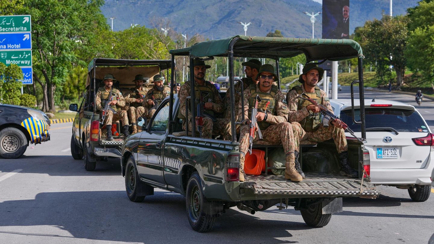Soldaten sitzen in einem offenen Pick-Up