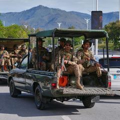 Soldaten sitzen in einem offenen Pick-Up
