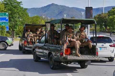 Soldaten sitzen in einem offenen Pick-Up