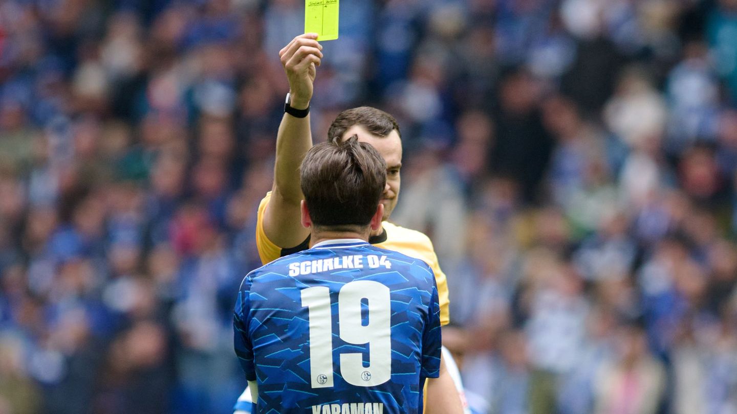 Diese gelbe Karte im Spiel gegen Karlsruhe bedeutete für Schalkes Kapitän und Toptorschützen Kenan Karaman, dass er im Spitzensp