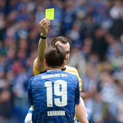 Diese gelbe Karte im Spiel gegen Karlsruhe bedeutete für Schalkes Kapitän und Toptorschützen Kenan Karaman, dass er im Spitzensp