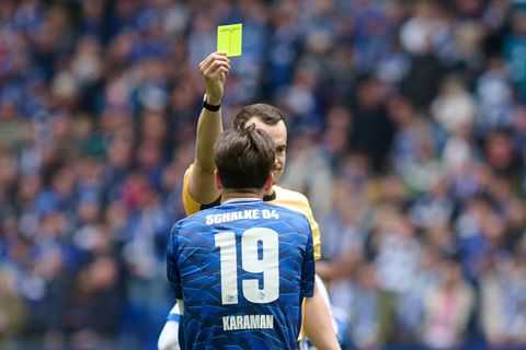 Diese gelbe Karte im Spiel gegen Karlsruhe bedeutete für Schalkes Kapitän und Toptorschützen Kenan Karaman, dass er im Spitzensp
