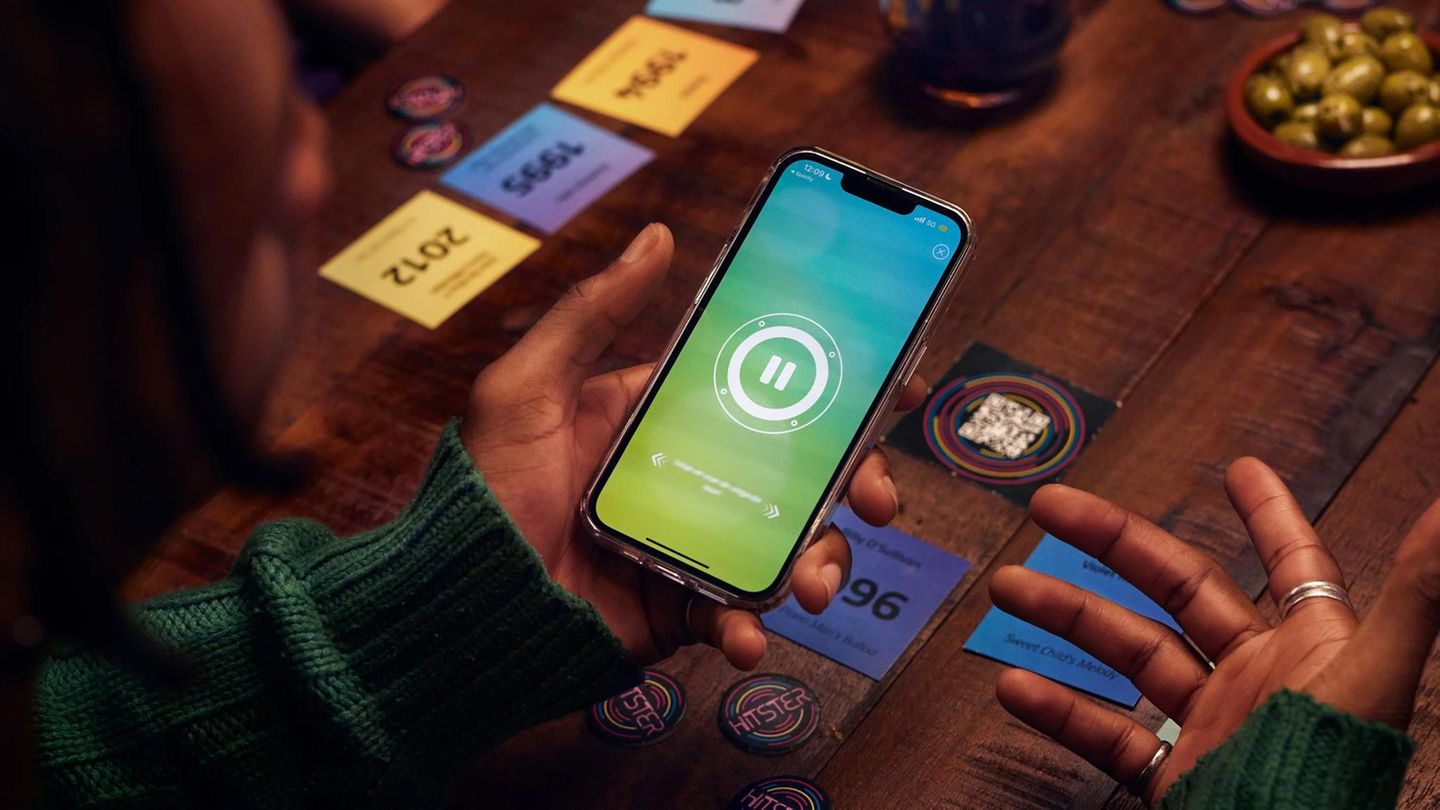 Bei Hitster geht es darum, Songs zu erkennen und sie in eine zeitliche Reihenfolge zu bringen