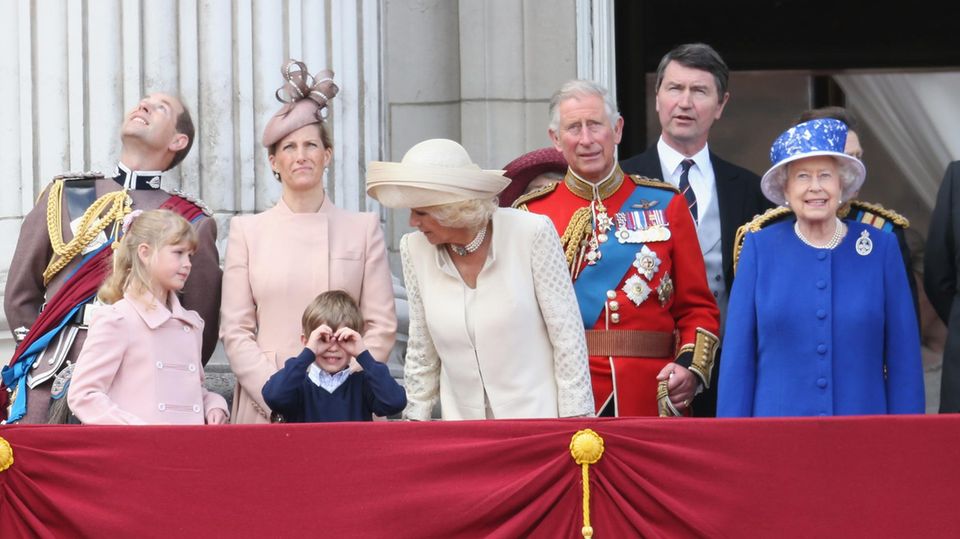 Die Hände als Fernglas: Klein-James 2013 auf dem Balkon des Buckingham Palastes bei der Geburtstagsparade der Queen