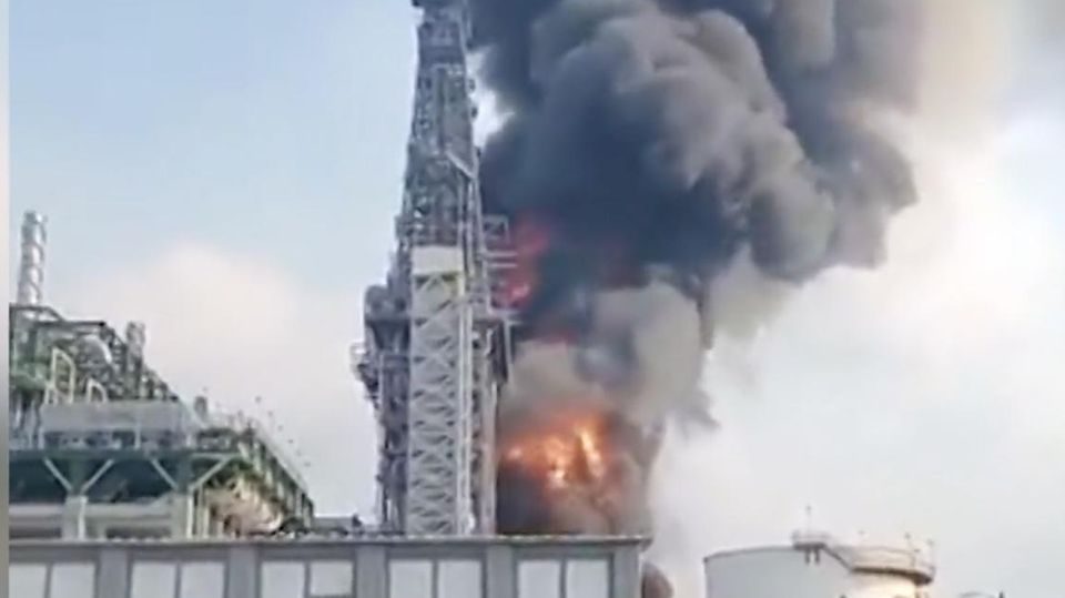 Ölraffinerien in Mexiko steht in Flammen.