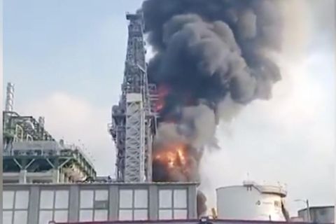 Ölraffinerien in Mexiko steht in Flammen.