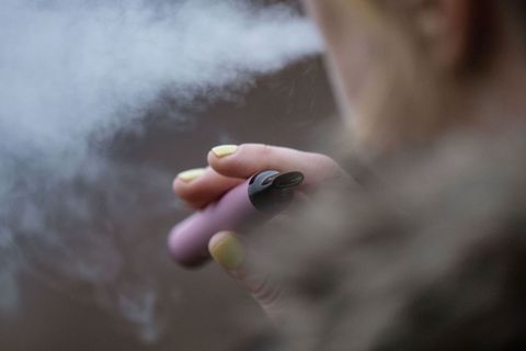 Die Auseinandersetzung soll sich rund um eine sogenannte Vape entsponnen haben. (Symbolbild) Foto: Marijan Murat/dpa