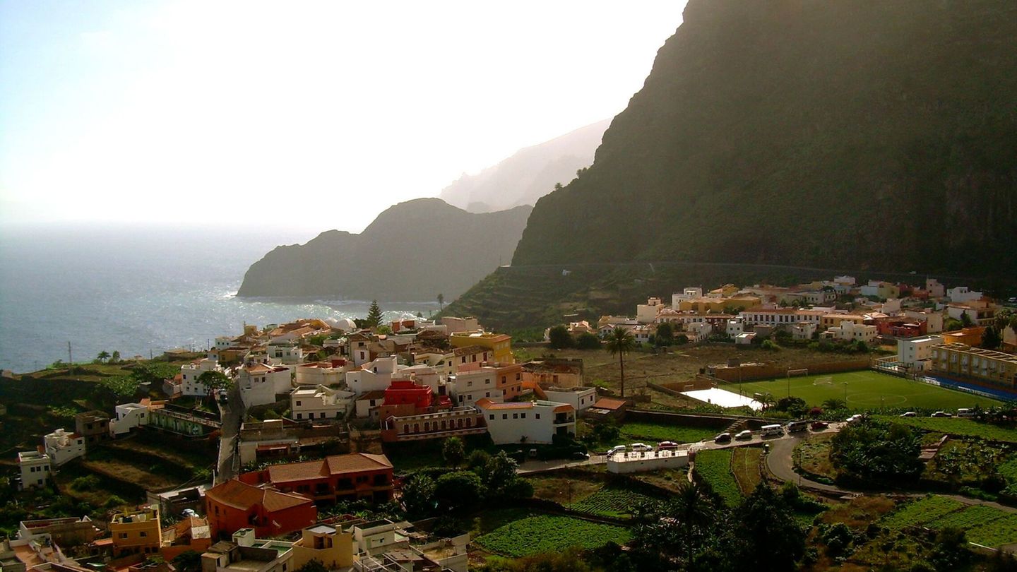 Unfall auf La Gomera: Bus stürzt auf Kanaren-Insel Böschung hinab – ein Toter