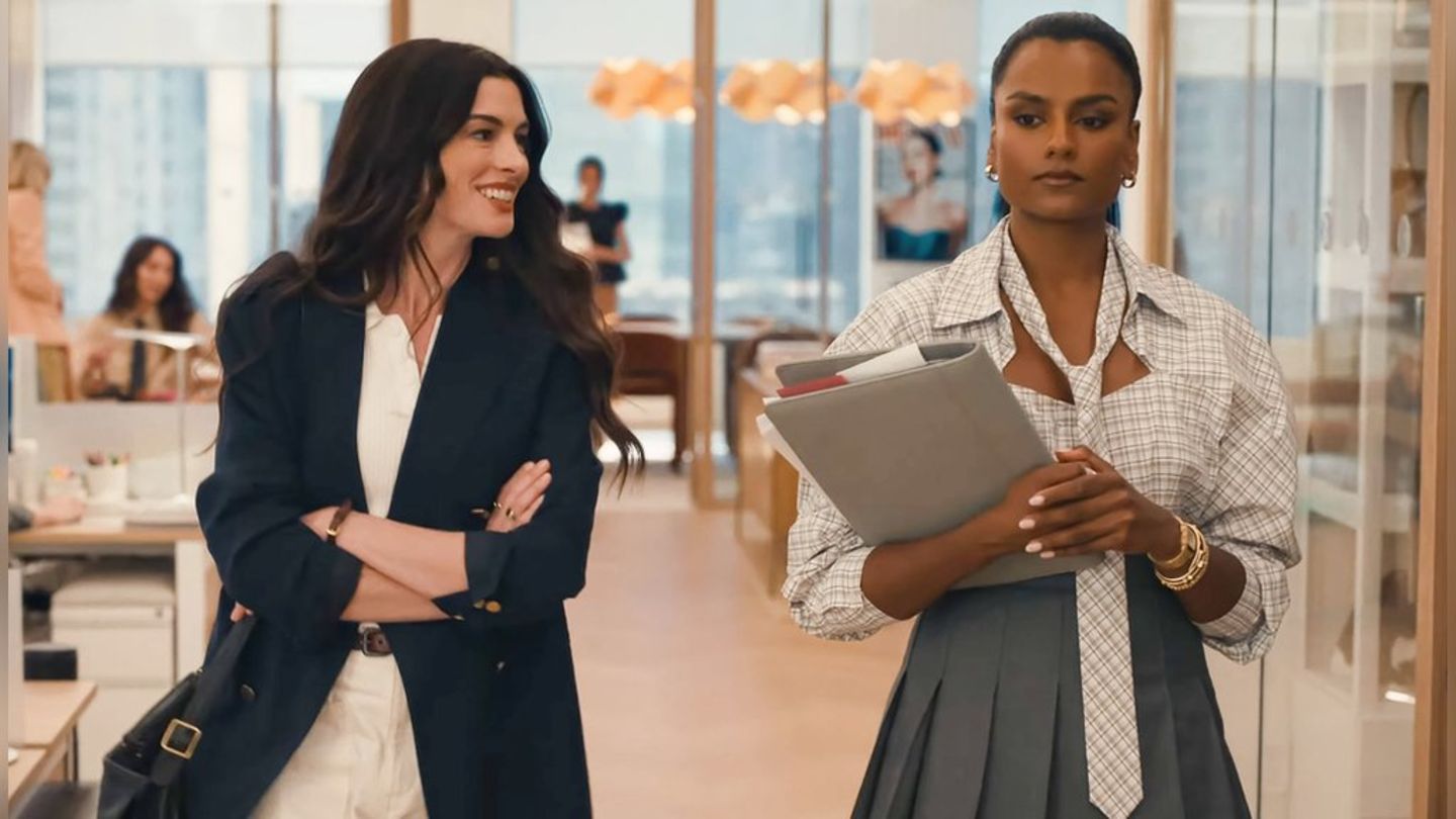 "Der Teufel trägt Prada 2": Arbeitet Simone Ashleys Figur in der alten Position von Andy Sachs (Anne Hathaway, l.) und somit a