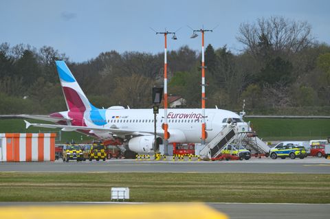 Laut der Flugdatenplattform Flightradar24 war das Flugzeug gegen 13.40 Uhr am Hamburger Flughafen abgehoben, wo es gegen 14.30 U