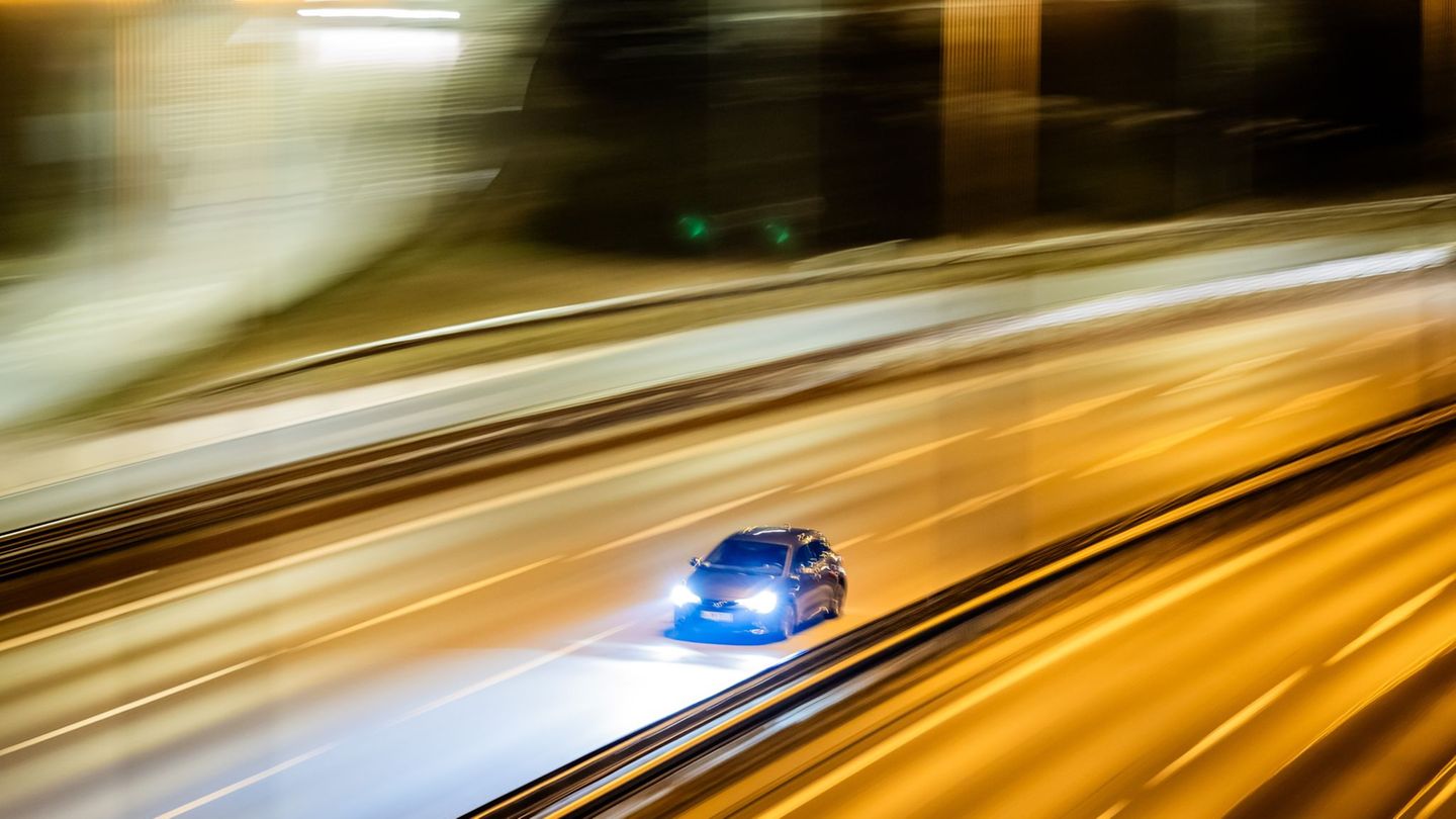 Die Bundesautobahn 100 wird in zwei Nächten auf einem längeren Abschnitt gesperrt. (Archivbild) Foto: Christoph Soeder/dpa