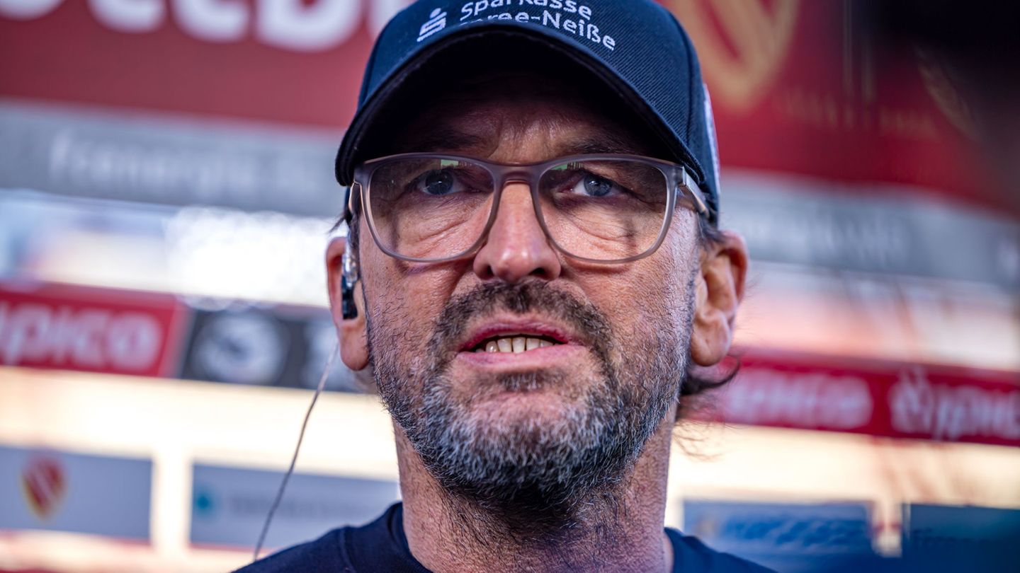 Energie Cottbus-Trainer Claus-Dieter Wollitz wählte einmal mehr eine scharfe Kritik. (Archivbild) Foto: Frank Hammerschmidt/dpa