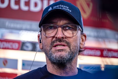 Energie Cottbus-Trainer Claus-Dieter Wollitz wählte einmal mehr eine scharfe Kritik. (Archivbild) Foto: Frank Hammerschmidt/dpa