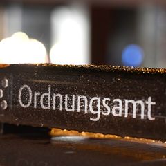 Bei einer Kontrolle soll eine Frau in Köln einen Ordnungsamtsmitarbeiter mit Benzin übergossen haben. (Illustration) Foto: Rober