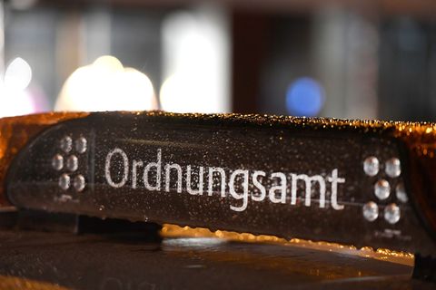 Bei einer Kontrolle soll eine Frau in Köln einen Ordnungsamtsmitarbeiter mit Benzin übergossen haben. (Illustration) Foto: Rober