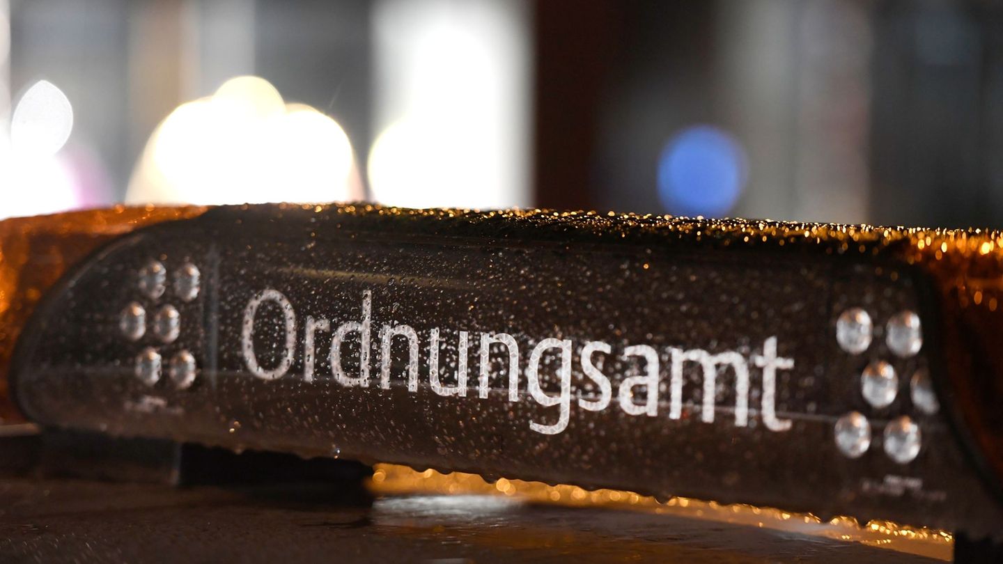 Reizgaseinsatz: Frau soll Ordnungsamtsmitarbeiter Benzin übergekippt haben