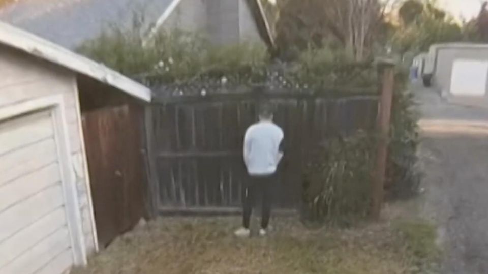 Ein Mann uriniert in einen fremden Garten in Kalifornien.