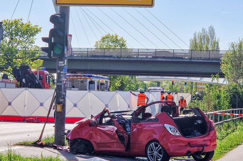 Die zwei Menschen in dem Auto wurden verletzt und ins Krankenhaus gebracht. Foto: Esther Busch/EinsatzReport24/dpa