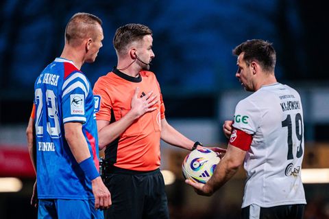 Das Spiel zwischen dem SC Verl und Hansa Rostock stand kurz vor dem Abbruch. Foto: Jan Rollinger/Eibner-Pressefoto/dpa