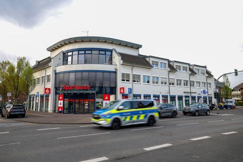 Ein bewaffneter Mann sorgte für einen Großeinsatz an einer Sparkassenfiliale. Foto: Christoph Reichwein/dpa