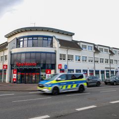 Ein bewaffneter Mann sorgte für einen Großeinsatz an einer Sparkassenfiliale. Foto: Christoph Reichwein/dpa