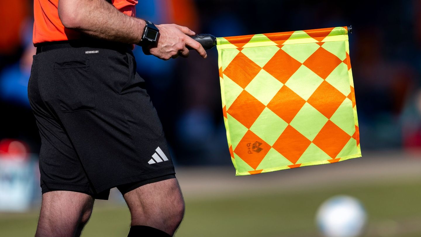 Im Fußballkreis Wuppertal streiken am Wochenende die Schiedsrichter wegen der zunehmenden Gewalt gegen sie. (Archivbild) Foto: D