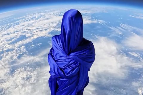 Eine Kunststoffpuppe, die mit Stoff umhüllt wurde, schwebt durch die Stratosphäre.