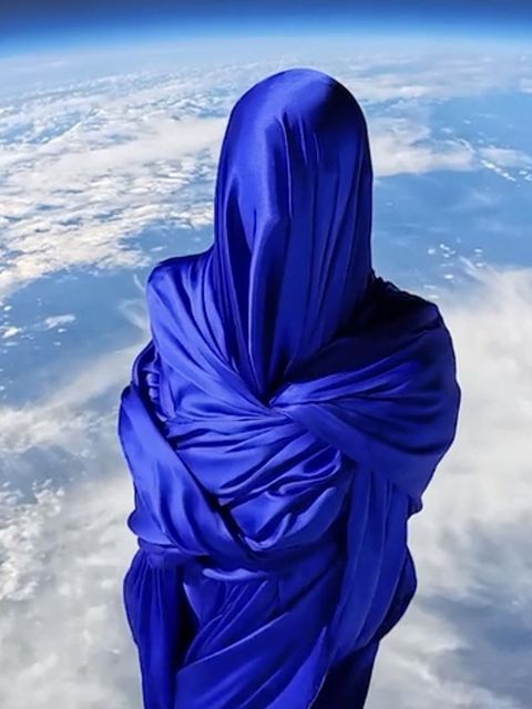 Eine Kunststoffpuppe, die mit Stoff umhüllt wurde, schwebt durch die Stratosphäre.